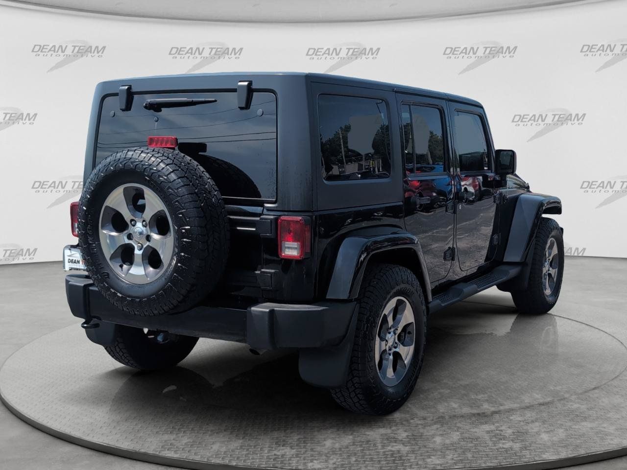 Used 2017 Jeep Wrangler Unlimited Sahara w/ Connectivity Group AWD/4WD image 7