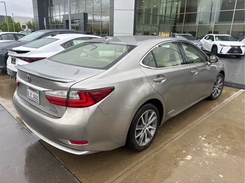 Used 2016 Lexus ES 300h w/ Navigation System Package FWD image 3