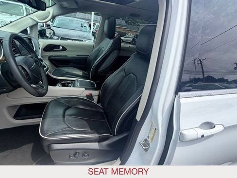 Certified 2024 Chrysler Pacifica Limited FWD image 10