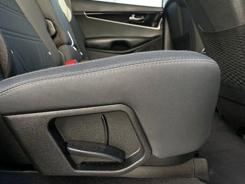 Used 2019 Kia Sorento LX image 33