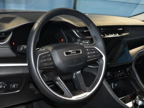 Used 2023 Jeep Grand Cherokee L Laredo image 2