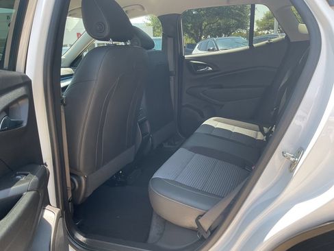 Used 2025 Chevrolet Trax LT FWD image 10