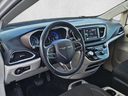 Used 2022 Chrysler Voyager LX image 10