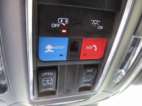 New 2025 Jeep Grand Cherokee Altitude image 13