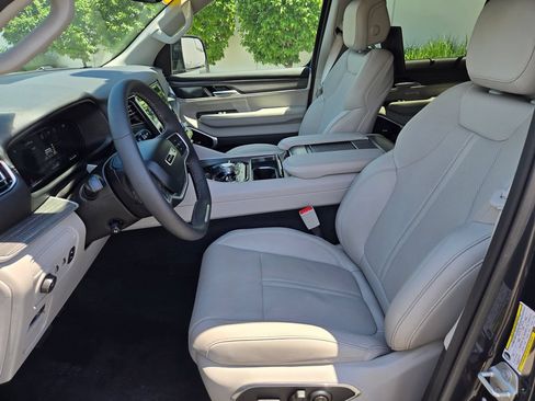 Used 2024 Jeep Wagoneer L Series III w/ Premium Group I AWD/4WD image 26