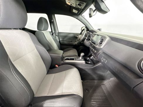 Used 2022 Toyota Tacoma TRD Off-Road AWD/4WD image 50