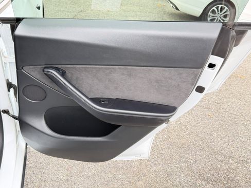 Used 2022 Tesla Model Y Long Range image 41