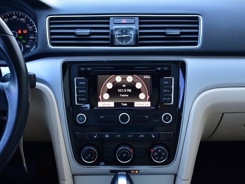 Used 2013 Volkswagen Passat TDI SE image 29