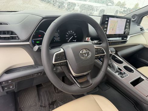 Used 2021 Toyota Sienna XLE w/ XLE Plus Package FWD image 32