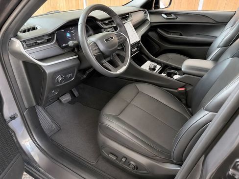 Used 2023 Jeep Grand Cherokee Altitude RWD image 2