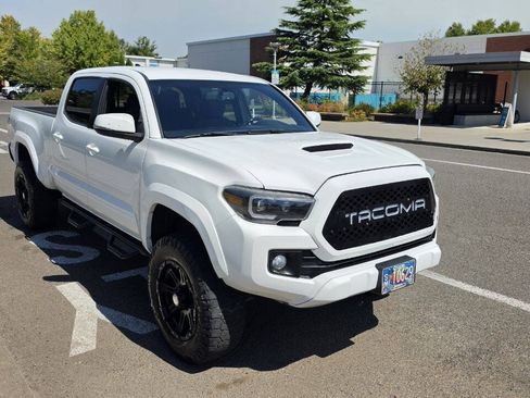 Used 2017 Toyota Tacoma TRD Sport w/ Tow Package AWD/4WD image 3
