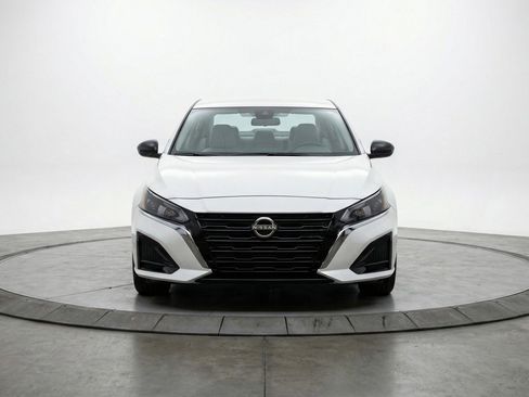 Used 2025 Nissan Altima 2.5 SV image 2