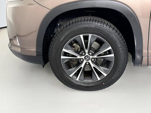 Used 2018 Toyota Highlander Plus FWD image 30