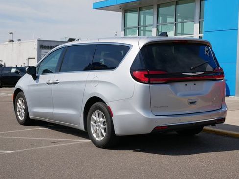 Used 2023 Chrysler Pacifica Touring-L FWD image 5