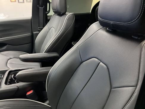 Used 2026 Chrysler Pacifica Limited image 26