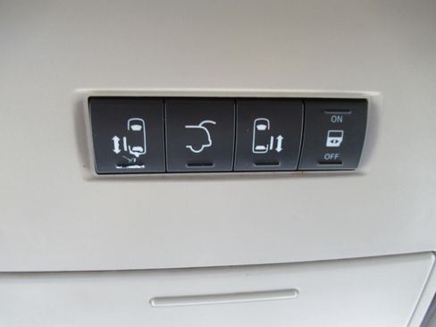 Used 2015 Chrysler Town & Country Touring FWD image 35