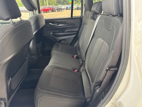 Used 2023 Jeep Grand Cherokee Laredo X AWD/4WD image 37