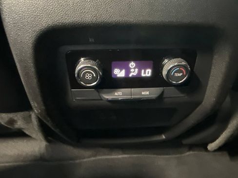 Used 2026 Chevrolet Traverse LT FWD image 19