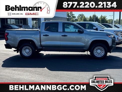 Used 2025 Chevrolet Colorado W/T RWD image 1