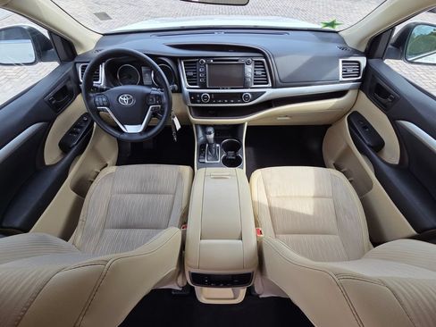 Certified 2019 Toyota Highlander Plus FWD image 4