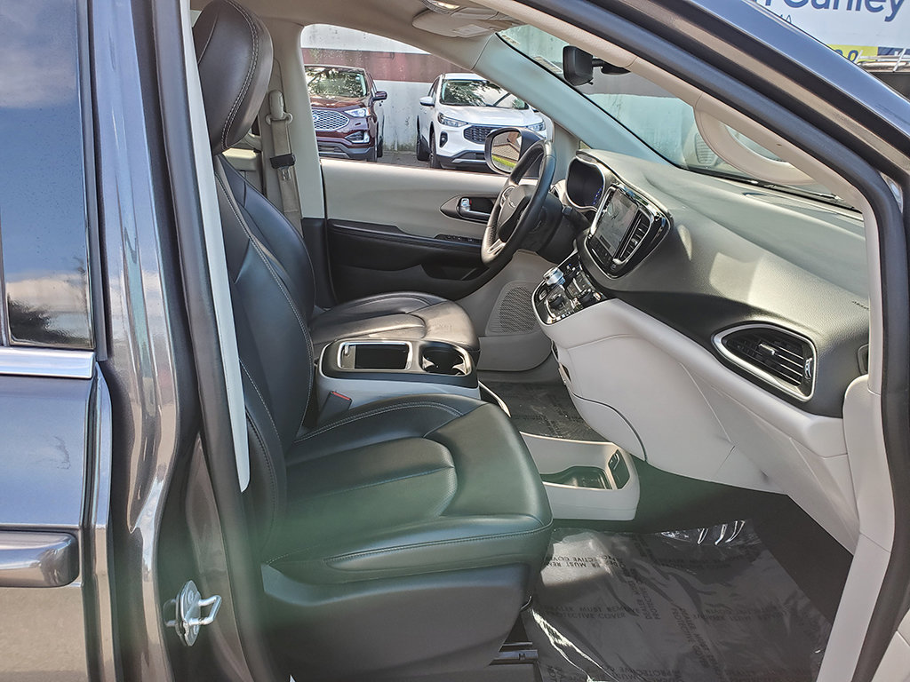 Used 2023 Chrysler Pacifica Touring-L FWD image 19