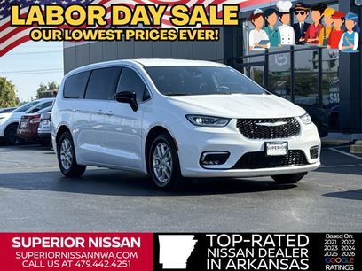 Used 2025 Chrysler Pacifica Select