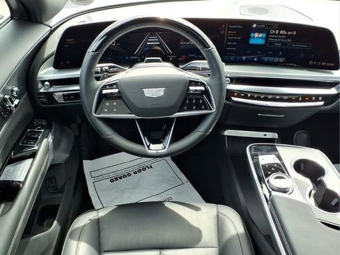 Used 2025 Cadillac Lyriq Luxury w/ LPO, Floor Liner Package AWD/4WD image 4