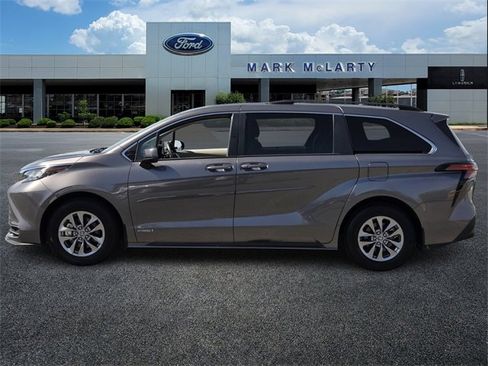 Used 2021 Toyota Sienna LE image 2