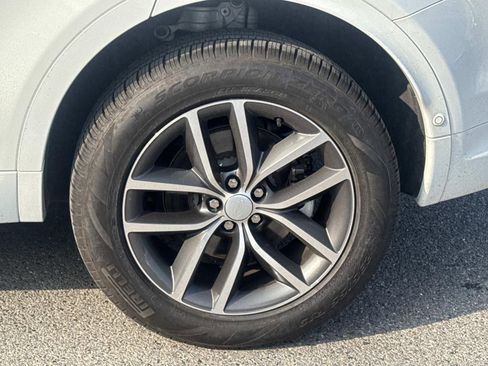 Used 2025 Land Rover Discovery Sport S image 3