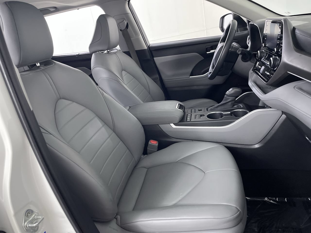 Used 2020 Toyota Highlander XLE AWD/4WD image 26