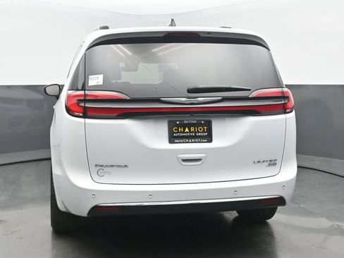 Used 2023 Chrysler Pacifica Limited AWD/4WD image 5