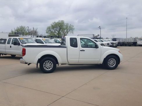 Used 2016 Nissan Frontier SV image 6
