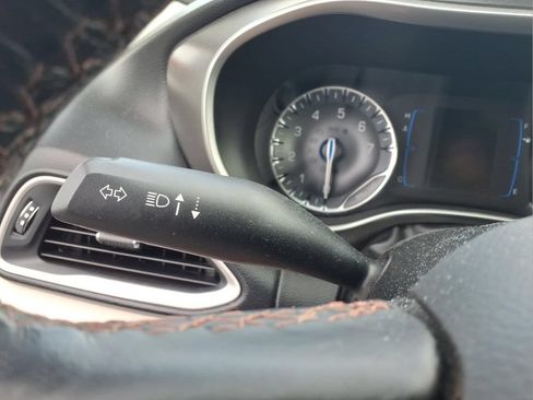 Used 2020 Chrysler Pacifica Touring w/ Cold Weather Group FWD image 18