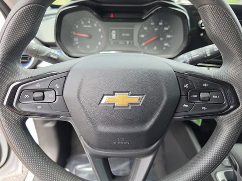 Used 2025 Chevrolet Trax LS w/ LS Convenience Package FWD image 30