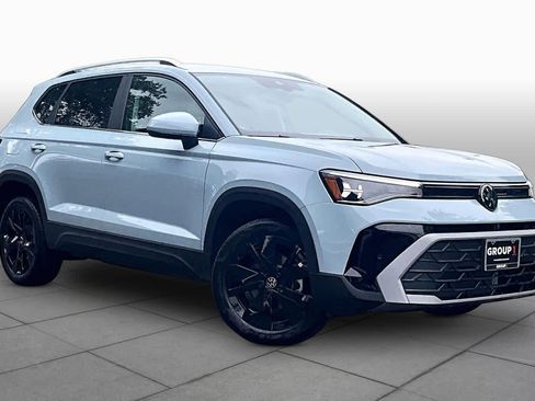 New 2026 Volkswagen Taos SE FWD image 2