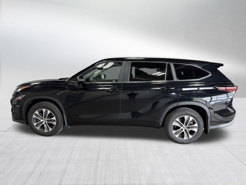 Used 2024 Toyota Highlander XLE image 4