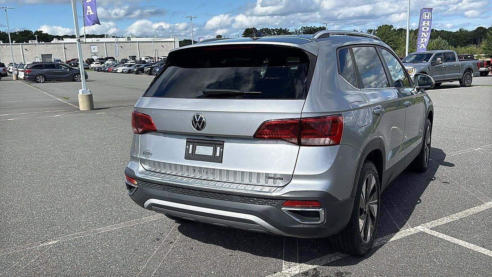 Used 2023 Volkswagen Taos SE w/ Panoramic Sunroof Package AWD/4WD image 6