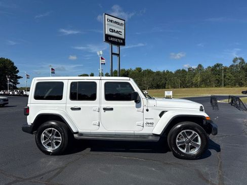 Used 2018 Jeep Wrangler Unlimited Sahara AWD/4WD image 2
