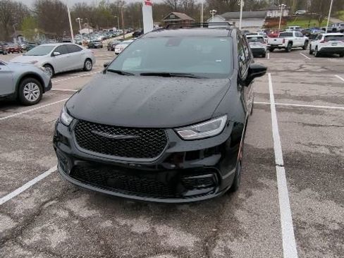 Used 2025 Chrysler Pacifica Limited image 3