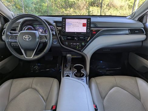 Used 2021 Toyota Camry XLE w/ Navigation Upgrade Package image 16