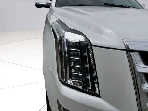 Used 2020 Cadillac Escalade Premium Luxury AWD/4WD image 11