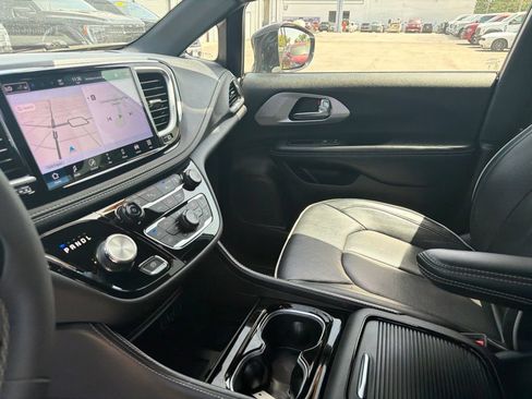 Used 2025 Chrysler Pacifica Limited FWD image 16