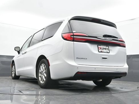 Used 2023 Chrysler Pacifica Touring-L FWD image 47