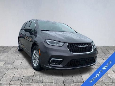 Used 2023 Chrysler Pacifica Touring-L FWD image 1