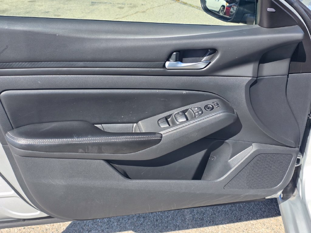 Used 2024 Nissan Altima 2.5 SV FWD image 13