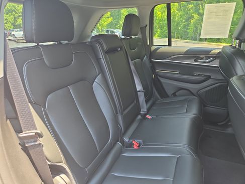 Used 2024 Jeep Grand Cherokee Limited image 32