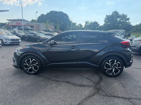 Used 2019 Toyota C-HR XLE FWD image 2