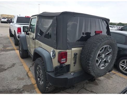 Used 2017 Jeep Wrangler Rubicon w/ Power Convenience Group AWD/4WD image 6