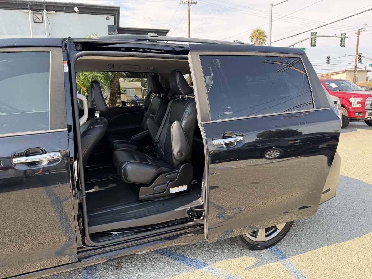Used 2019 Toyota Sienna SE w/ Carpet Mat Package FWD image 13