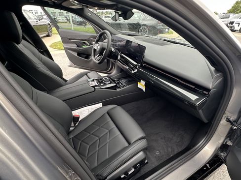 Used 2026 BMW 530i xDrive w/ M Sport Package image 32